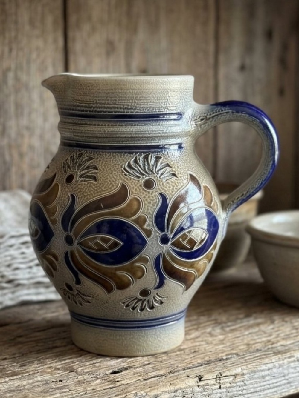 Pottery Pitcher or decor
Blue & Brown Accents
Like NEW
Gravy. Syrup